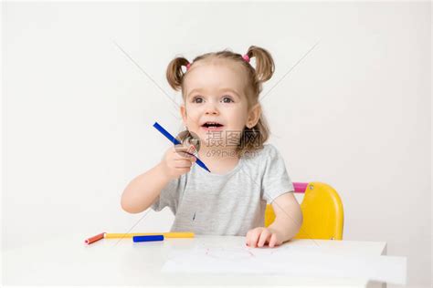 一张女孩两岁的照片坐在一张桌子上高清图片下载-正版图片402394674-摄图网