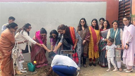 बिहार मानसिक स्वास्थ्य संस्थान में IAS अधिकारी पत्नी संघ ने मरीजों को ...