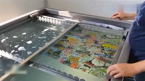 水转印：利用水压将带彩色图案的转印纸