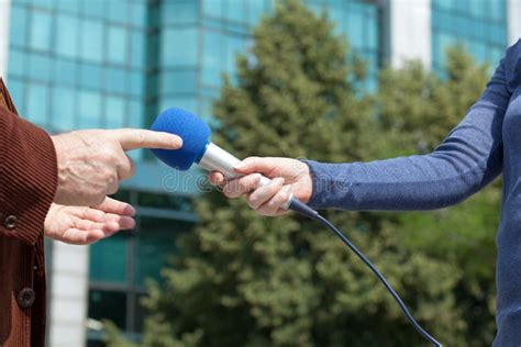Journalist Interviewing 的图像结果