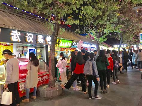 杭州不足30米的小吃街，网红美食全聚齐了，路过的人都会吃上几样_腾讯新闻