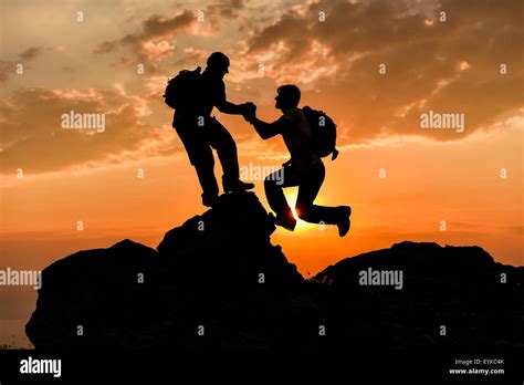 Business People Walking Up Mountain 的图像结果