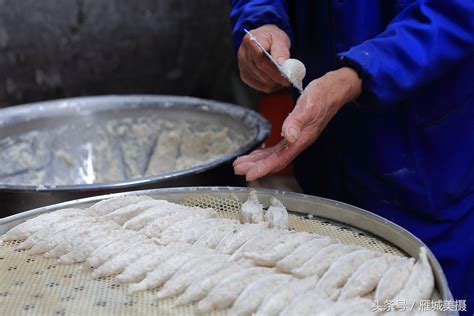 实拍衡阳鱼丸子加工制作流程 好吃的鱼丸原来是这样做出来的|天天鲜|草鱼|口感_新浪新闻