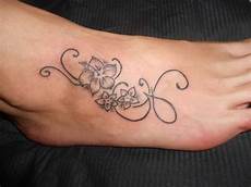 tatuaggi lettere con fiori tatuaggio sul piede con lettera e decorazione floreale tatuaggi lettere con fiori tatuaggio sul piede con lettera e decorazione floreale