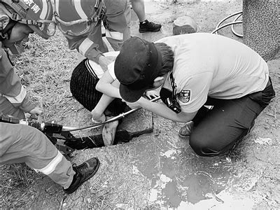 9岁女孩脚卡下水道 民警联手消防队员冒雨救出|消防队员_新浪财经_新浪网