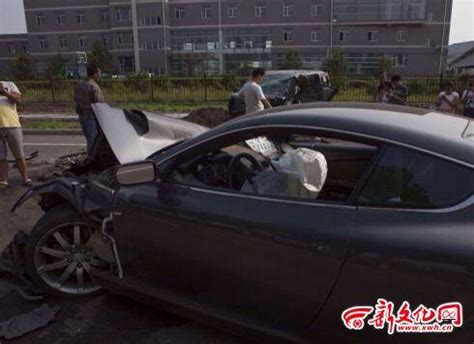 长春豪车疑占道逆行撞车致1死1伤 司机被人接走（图）_新闻频道_中国青年网