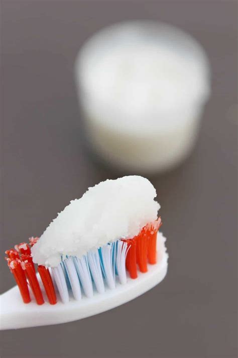 Homemade Coconut Oil Toothpaste | DIYIdeaCenter.com