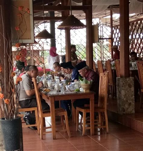 Restoran Kampung Muara Sunda Garut: Genah Merenah Tumaninah jeung ...