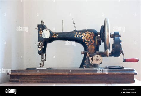 Vintage Sewing Machine 的图像结果