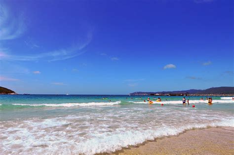 碧海蓝天的三亚湾高清图片下载-正版图片501099586-摄图网