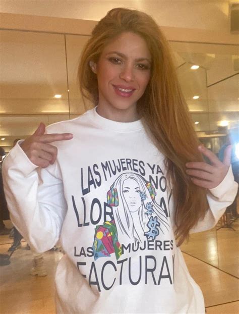 Shakira sí factura: este es el precio de su nueva sudadera en su tienda ...