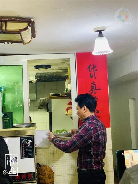 青岛海鲜市场的重庆火锅，炒菜烤肉，小龙虾，散啤酒，样样拿手！【文哥探店】 - YouTube