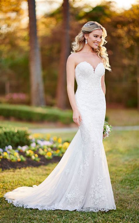 Beautiful strapless wedding dresses | Beachweddingtips.com