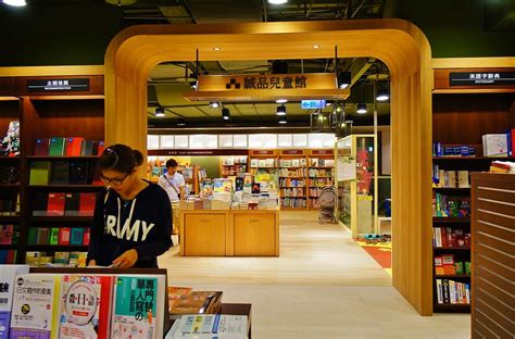 Library vs Bookstore 的图像结果