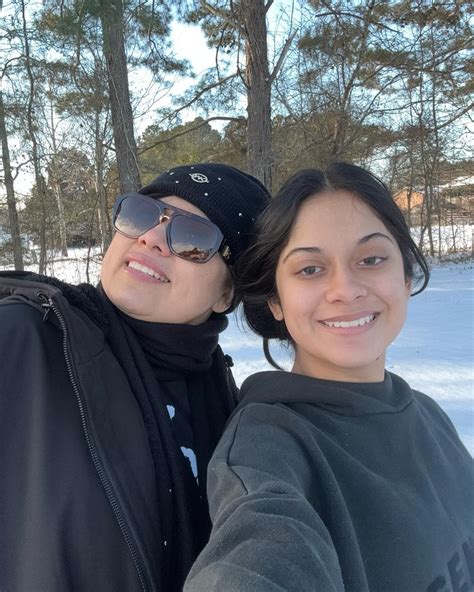 Maggie pineda OFICIAL | Amor,paz y alegría para esta navidad 🎄 es tiempo de gratitud y perdón 🙏 ...