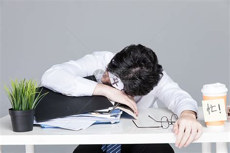 工作压力大疲惫不堪的男青年高清图片下载-正版图片501055647-摄图网