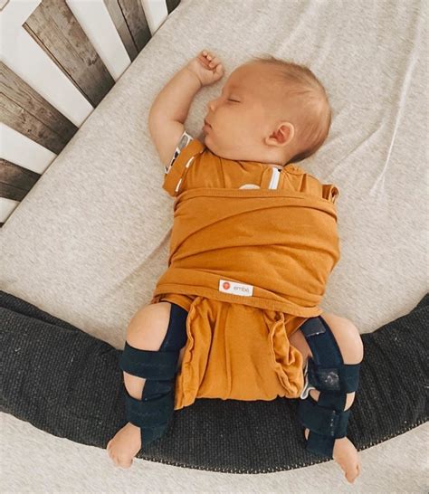 How to Swaddle a Newborn Baby in a Pavlik Harness or Rhino Brace – embé®