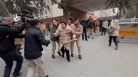 बंगाल में ED रेड पर दिल्ली में बवाल, होम मिनिस्ट्री के बाहर धरने पर ...