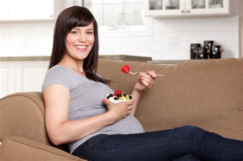 【孕中期容易饿】【图】孕中期容易饿 少吃多餐是很有效的方法_伊秀亲子|yxlady.com