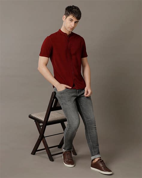 IDENTITI Men Slim Fit Mandarin Collar Solid Shirt In Maroon.