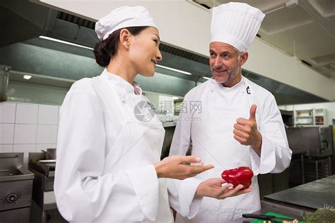 教厨师如何切切开蔬菜商业厨艺课程工作烹饪伙伴酒店同事男人女性高清图片下载-正版图片322068503-摄图网