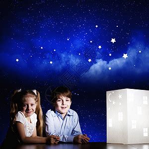 晚上梦可爱的小男孩女孩看着房子的模型高清图片下载-正版图片300521206-摄图网