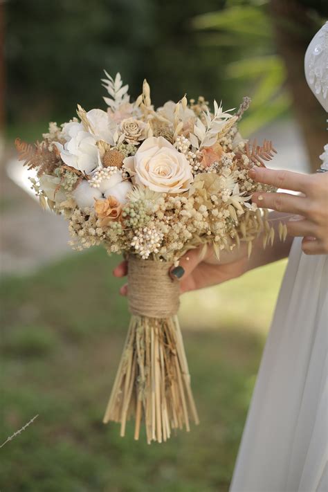Brides who love natural flowers and classic design prefers this bouquet ...