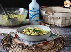Pasta salad with zucchini pesto, mozzarella and dried tomatoes