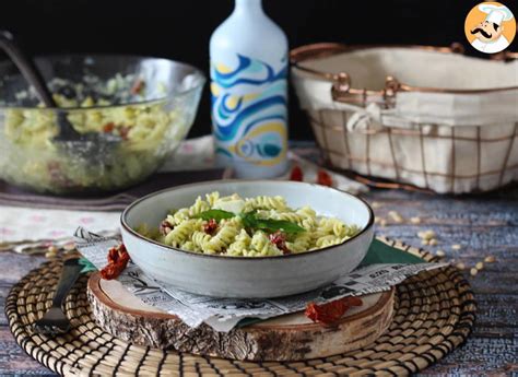 Pasta salad with zucchini pesto, mozzarella and dried tomatoes