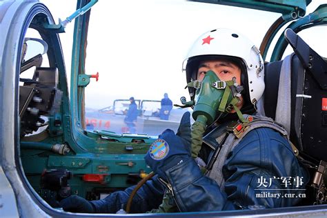 空军西安飞行学院某旅组织新学员进行双机特技飞行训练_军事_中国网