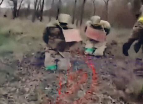 乌军逃兵被拖进树林里枪决视频曝光！两声枪响过后应声倒地身亡！_军事频道_中华网