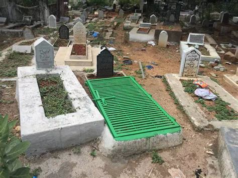 News Outlets Peddle Photo Of Locked Grave From Hyderabad With False Pak ...