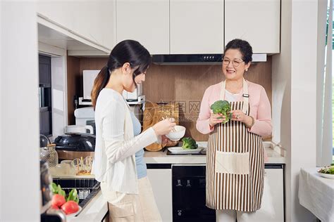 母女两个人厨房做饭聊天高清图片下载-正版图片502504567-摄图网