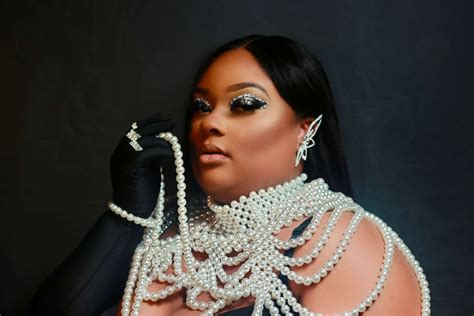 Meet Hennessie Martin – CanvasRebel Magazine