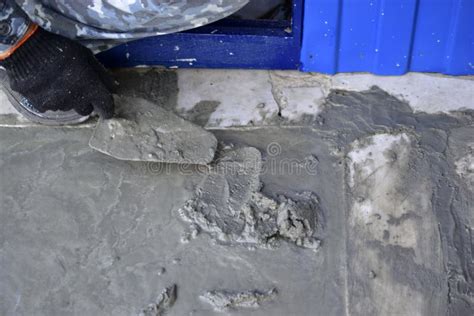 Concrete Leveler Usinga Trowel 的图像结果