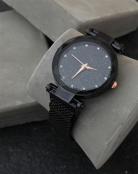 Buy BLACK ANALOG ROUND DIAL AND GOLD HOUR MARKER WITH BLACK METAL MESH ...