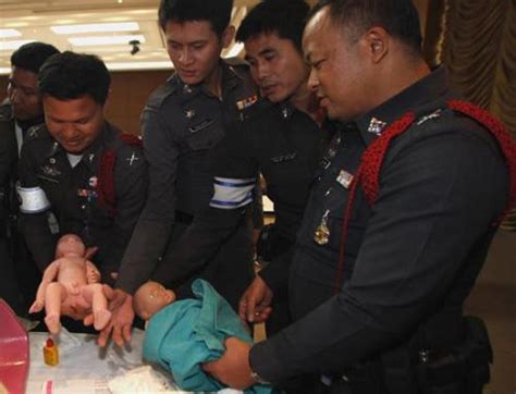 泰国交警模拟为孕妇紧急接生_亲子频道_凤凰网