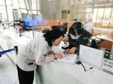 没有身份证将无法参加考试，武汉窗口民警帮外地中考学子跨省办证 | 极目新闻