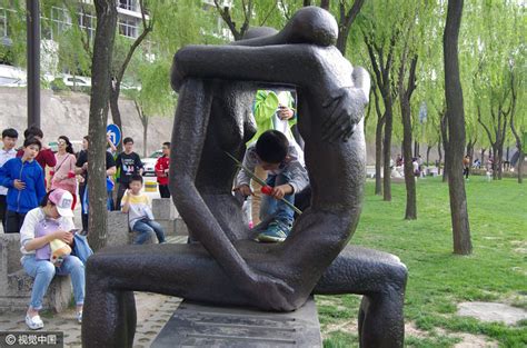 西安公园爱情主题雕塑动作大胆_腾讯网触屏版
