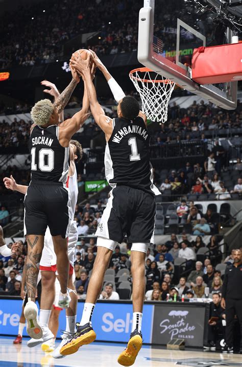 Victor Wembanyama grabs ball from Spurs teammate for alley-oop