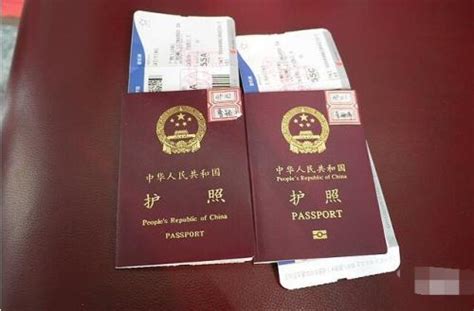 手拿护照证件高清图片下载-正版图片500138668-摄图网