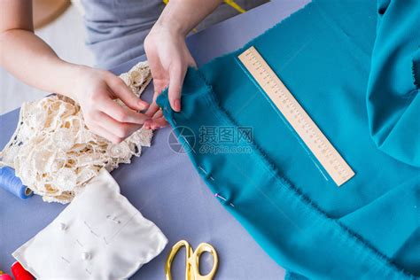 女裁缝在服装缝纫合测量织物上工作高清图片下载-正版图片502590507-摄图网