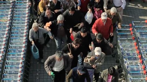 外国人拍上海老人冲进超市场面_频道_凤凰网
