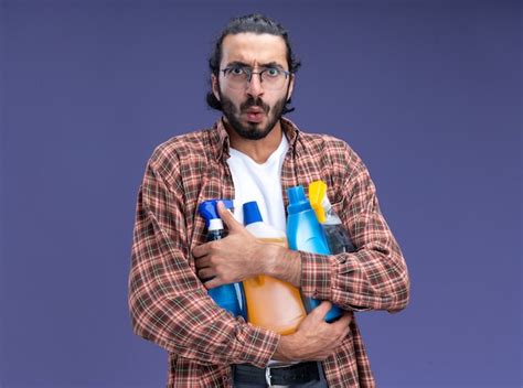 Jovem, bonito, cara de limpeza impressionado, vestindo uma camiseta ...