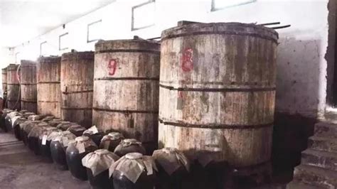 茅台酒厂给员工发建厂70周年纪念酒了，一共有七瓶_赖茅