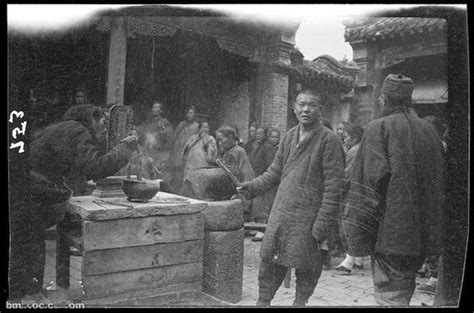 超清修复：1904年的山东烟台，做饭的小贩与乞丐立体逼真旧影 - YouTube