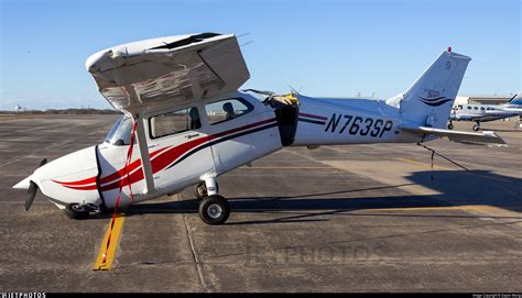 Cessna 172SP SKYHAWK - самая массовая модификация модели 172 от Cessna