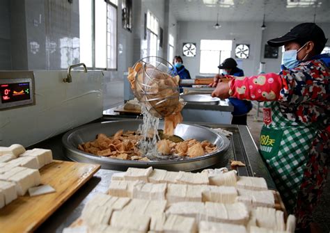 “做臭豆腐的”朱老六上市！年营收超2亿，农民老板借2000元创业_腾讯新闻