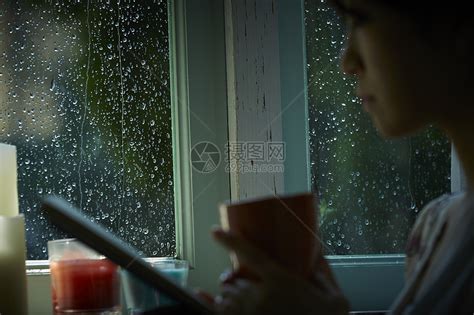 下雨天在家放松的妇女高清图片下载-正版图片502122537-摄图网