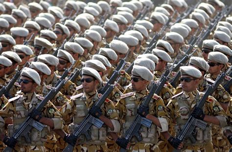 伊朗举行阅兵式 庆祝建军节